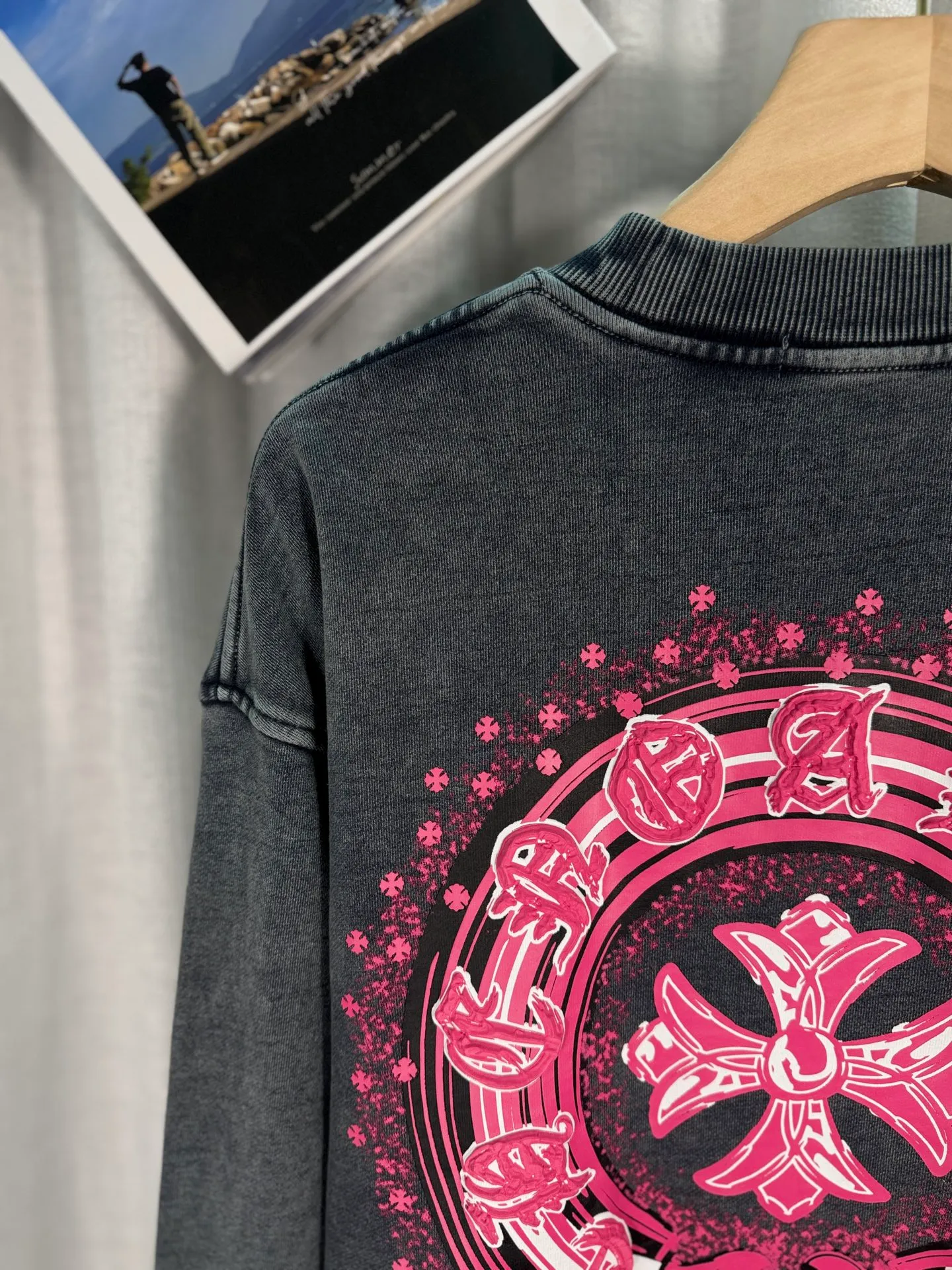 P260 top version, real shot without P, ​​different from market currency) 𝗖𝗵𝗿𝗼𝗺𝗲 𝗛𝗲𝗮𝗿𝘁𝘀/Croxin 2025 3D three-dimensional autumn and winter new original single counter American laser burnt 3D offset printing couple casual sweatshirt 👑The highest version! Customized fabric 430g tripe terry fabric! American acid washed distressed original denim with burnt flowers ✟appliqué embroidery and exquisite embroidery of letters! The best-selling model in the counter, very comfortable to wear. Accessories: original molded and authenticated collar label➕100% silk wash label. Genuine purchase-grade original hangtag➕matching hanging rope➕3D hanging beads➕original packaging bag. Craftsmanship: The original version has consistent wiring! The highest version of the armhole matching technique! Color: Gray Black Size: S M L XL Style No.: 9312